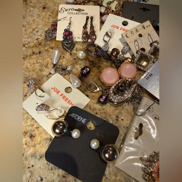 Variety of vintage costume jewelry - Earrings - Picture 16 of 16